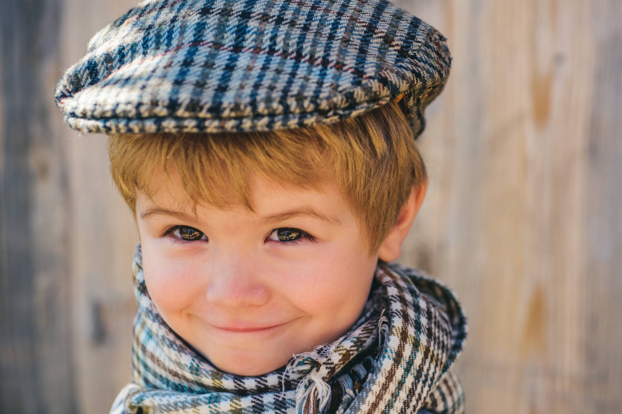 Junge-mit-schelmischen-Blick-und-Flat-Cap