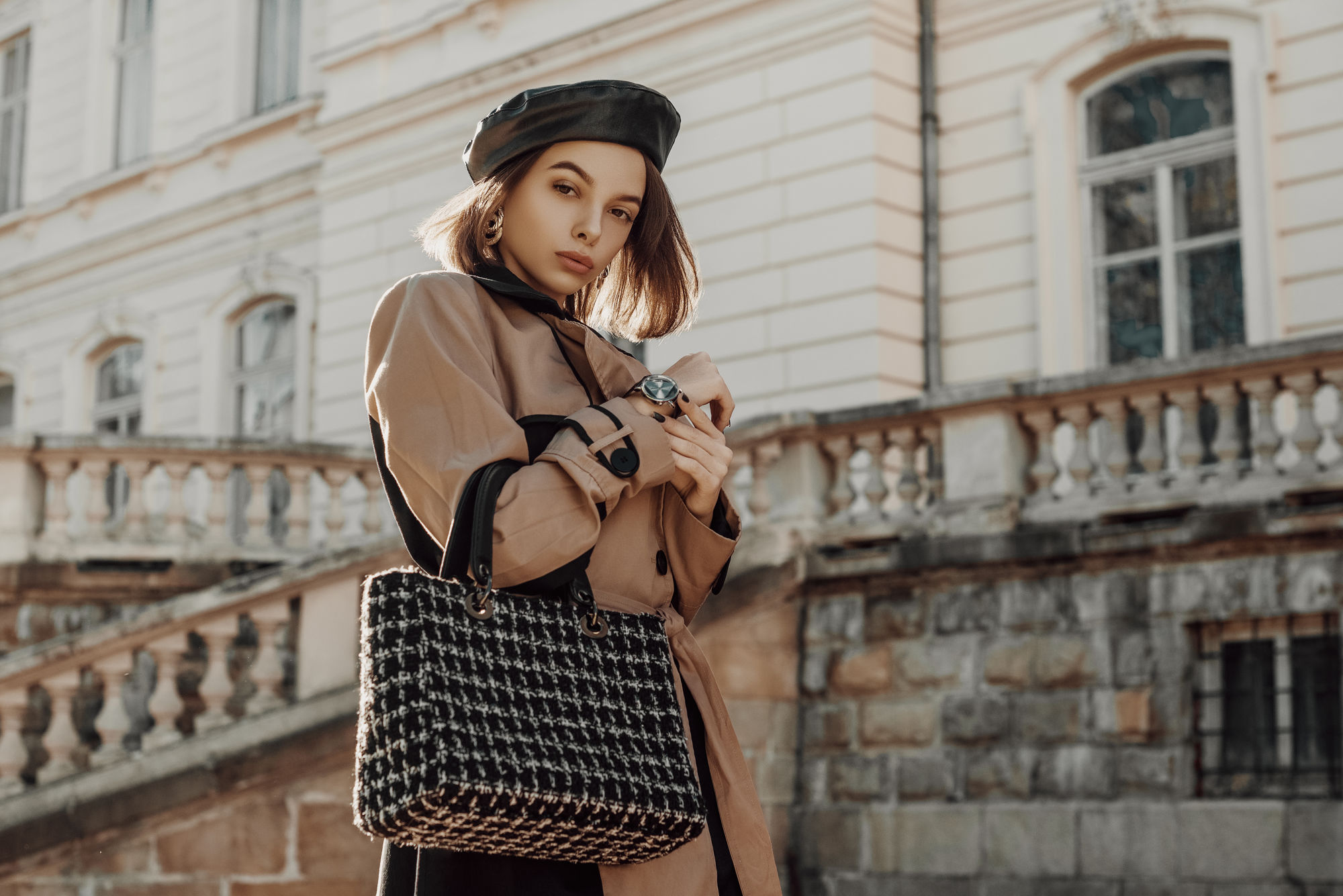 Frau mit Tweedtasche vor Schloss
