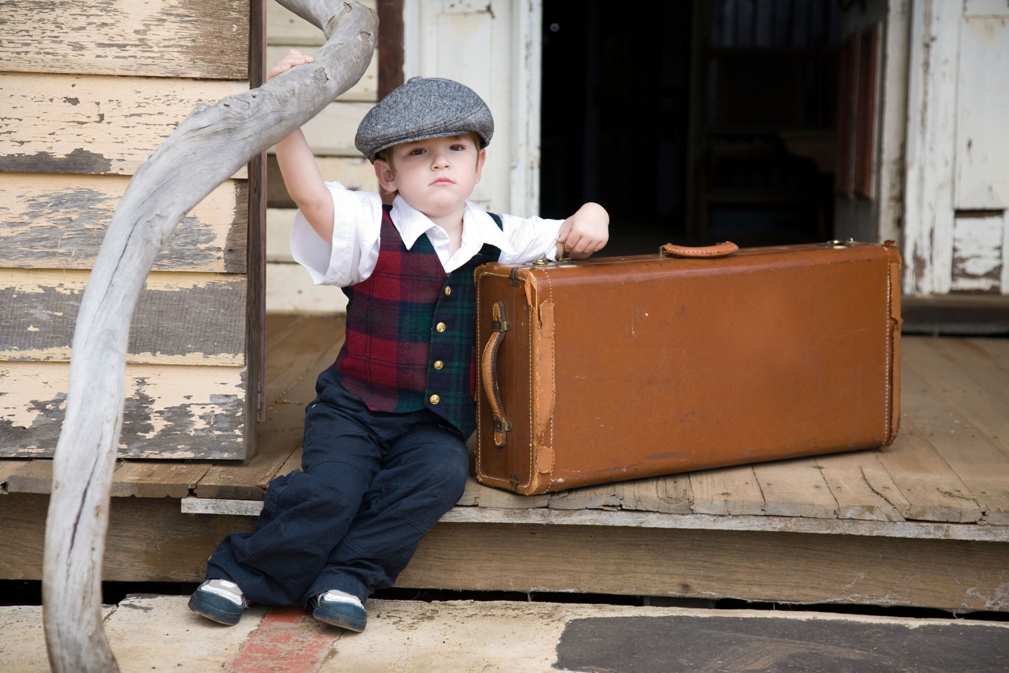 Kind-mit-Flat-Cap-und-Koffer